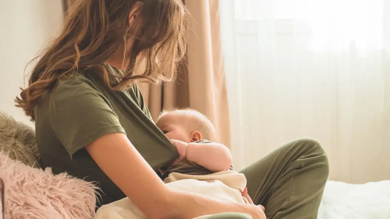 Mutter stillt ihr Baby. Bei Bedarf kann Ibuprofen in der Stillzeit nach ärztlicher Absprache eingenommen werden.