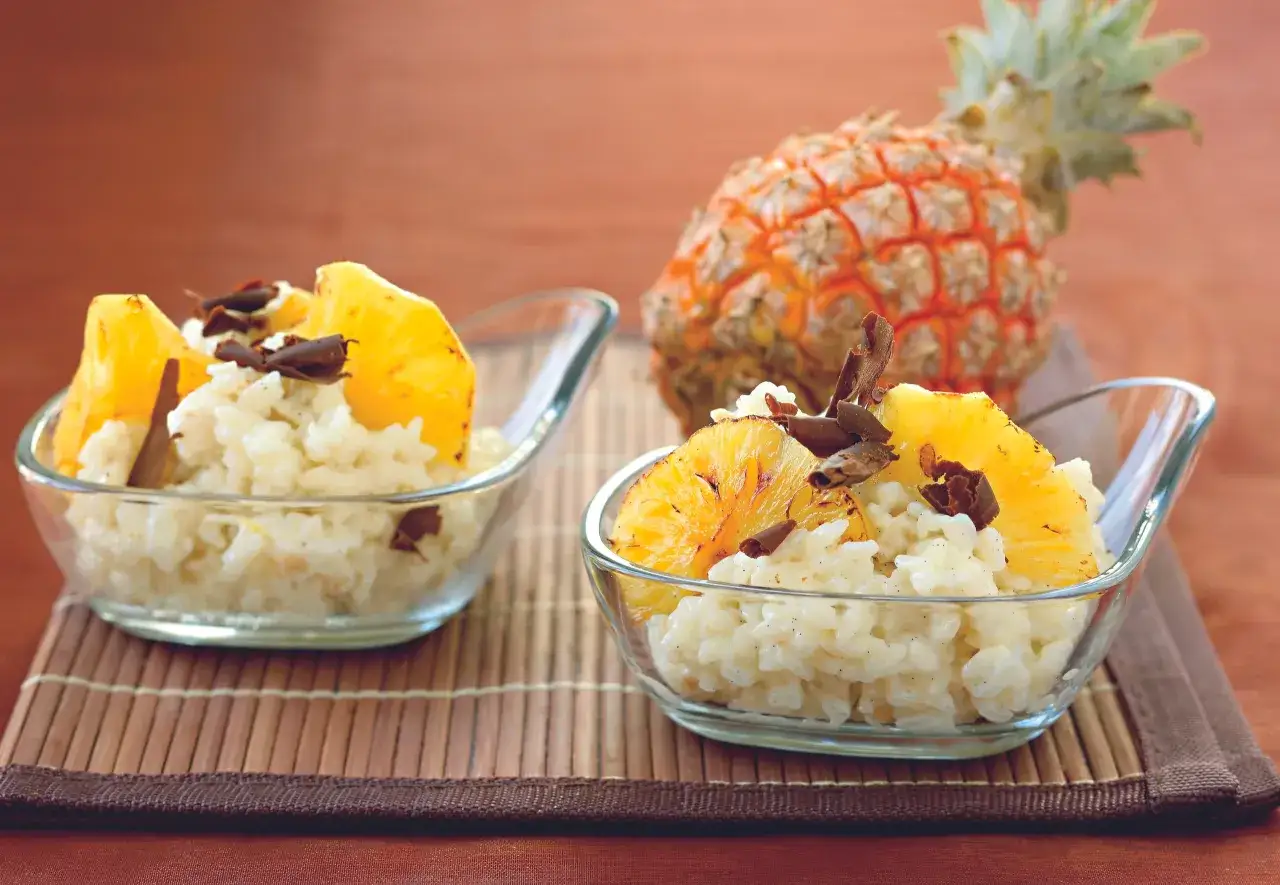 Zwei Schalen cremiger Milchreis mit Ananas und Schokostreuseln, wie f&uuml;r einen kleinen Gourmet.