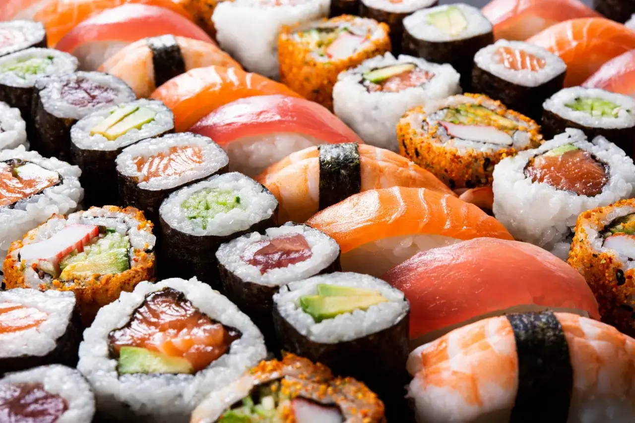 Vielfalt an Sushi-Rollen und Nigiri, perfekt für eine Stillzeit-Mahlzeit.