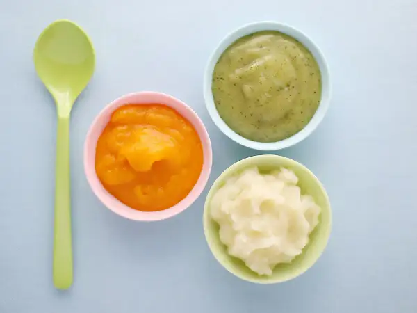 Bunte Breie für Babys: Karotte, Brokkoli und Kartoffel. Eine Beikost-Tabelle mit Lebensmitteln hilft bei der Einführung.