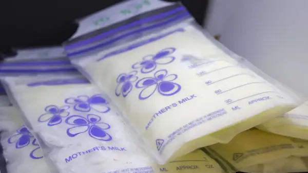 Mehrere Beutel mit Muttermilch zum Einfrieren, beschriftet mit "MOTHER'S MILK" und ml-Angaben.