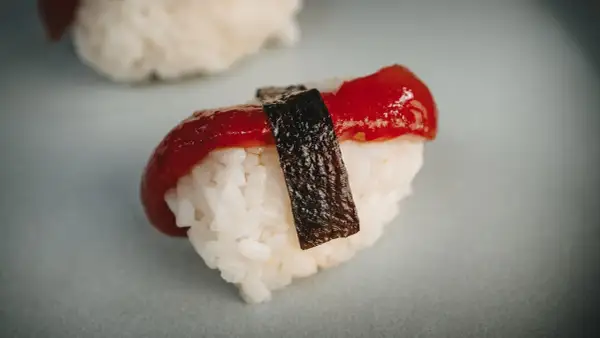 Ein Sushi-Nigiri mit rohem Fisch und Reis, das auch Kindern schmecken könnte.