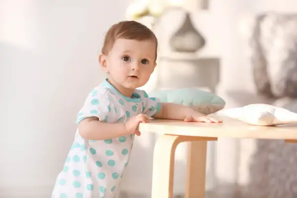 Ein süßes Baby mit großen Augen, das neugierig in die Kamera schaut. So sehen Babys aus, wenn sie die Welt entdecken.