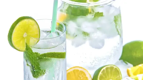 Erfrischendes Bitter Lemon mit Limette und Minze, perfekt für die Stillzeit. Eiswürfel und Zitrusfrüchte sorgen für kühle Erfrischung.