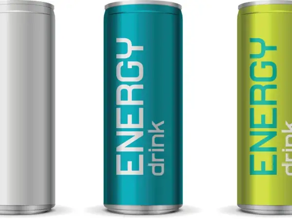 Drei Dosen Energydrink. Eine silberne, eine blaue und eine grüne. Darf man Energy trinken, wenn man stillt?