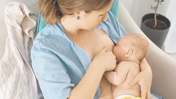 Eine Mutter stillt ihr Baby. Der Kalorienverbrauch beim Stillen ist hoch, aber die Bindung ist unbezahlbar.